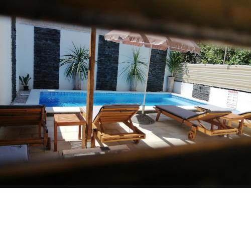 2 bedrooms appartement with private pool enclosed garden and wifi at Zadar 2 km away from the beach