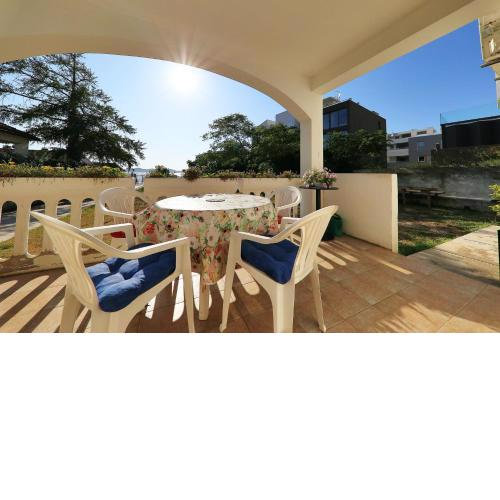 2 bedrooms appartement with sea view enclosed garden and wifi at Zadar