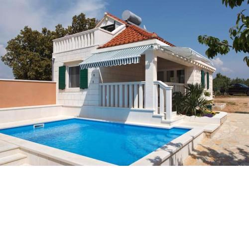 2 bedrooms villa with sea view private pool and jacuzzi at Pucisca