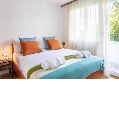2BDR Apartment with Balcony near Maksimir