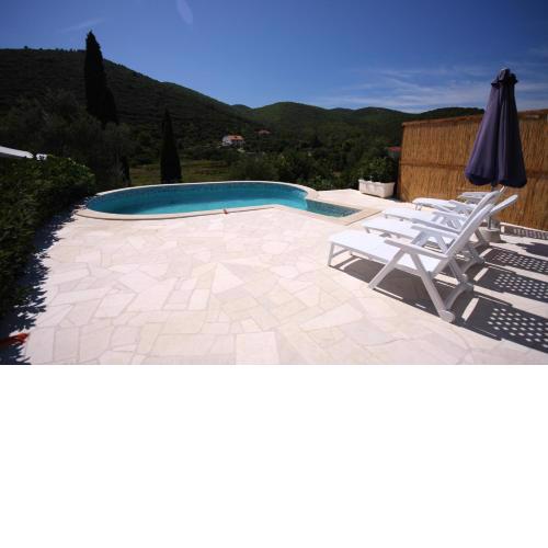 3 bedrooms appartement at Zrnovo 80 m away from the beach with sea view shared pool and furnished balcony