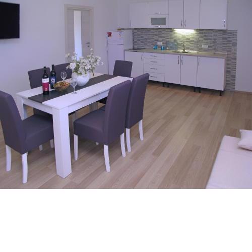 A2 - modern apt with balcony sea view & parking