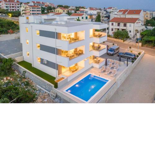 Adna luxury apartment with a pool