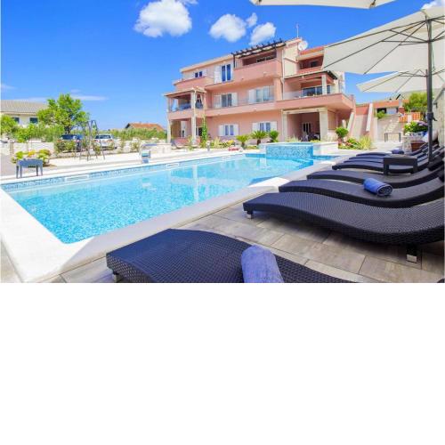 Amazing Apartment In Grebastica With 2 Bedrooms, Jacuzzi And Outdoor Swimming Pool