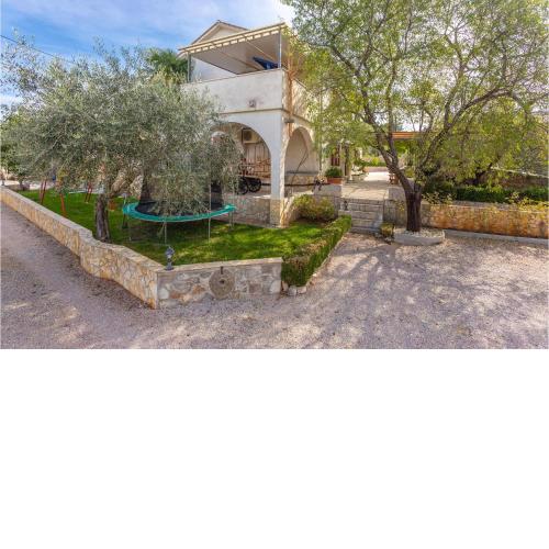Amazing apartment in Malinska with 3 Bedrooms and WiFi