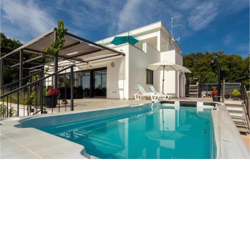 Amazing Apartment In Malinska With Outdoor Swimming Pool, Jacuzzi And Heated Swimming Pool