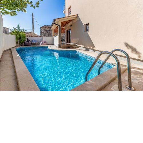 Amazing apartment in Medulin with Outdoor swimming pool, WiFi and 1 Bedrooms