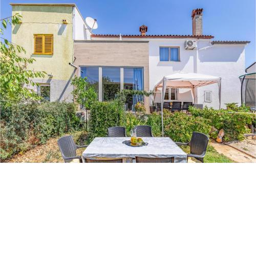 Amazing apartment in Medulin with WiFi and 2 Bedrooms