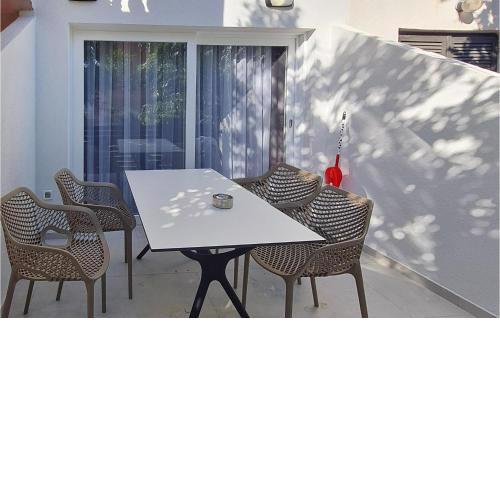 Amazing apartment in Novalja with WiFi and 2 Bedrooms