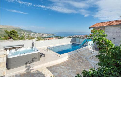 Amazing Apartment In Split With Jacuzzi, Wifi And Outdoor Swimming Pool