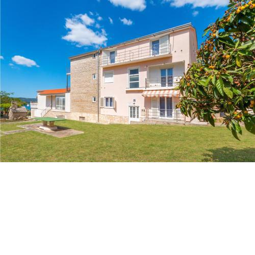 Amazing apartment in Sveti Filip i Jakov w/
