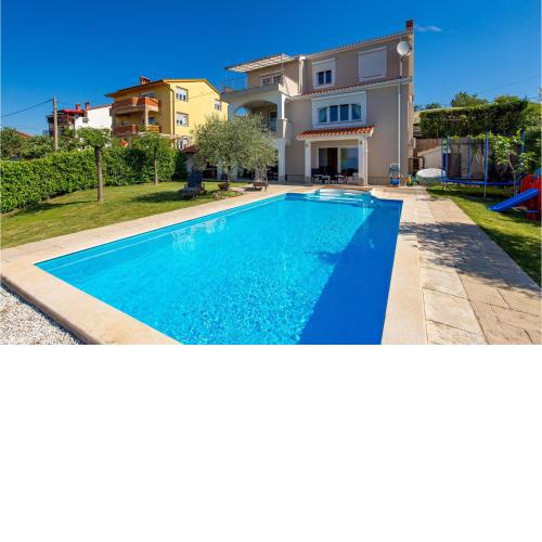 Amazing apartment in Viskovo with Outdoor swimming pool, WiFi and 1 Bedrooms