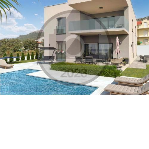 Amazing home in Kastel Kambelovac with Outdoor swimming pool, 5 Bedrooms and WiFi