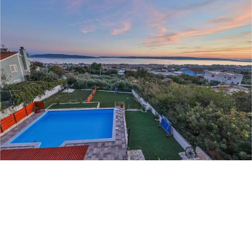 Amazing Home In Kastel Kambelovac With Sauna, Wifi And Outdoor Swimming Pool