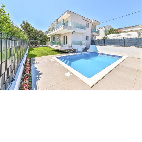Amazing Home In Kastel Luksic With 6 Bedrooms, Wifi And Outdoor Swimming Pool
