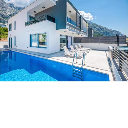 Amazing Home In Makarska With 3 Bedrooms, Wifi And Outdoor Swimming Pool