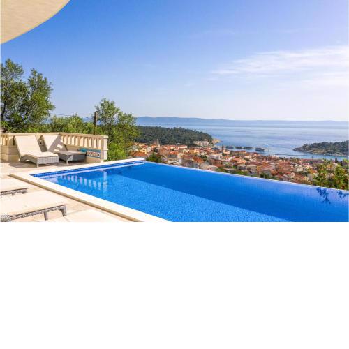 Amazing Home In Makarska With 6 Bedrooms, Wifi And Outdoor Swimming Pool