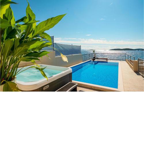 Amazing Home In Orebic With 4 Bedrooms, Jacuzzi And Outdoor Swimming Pool