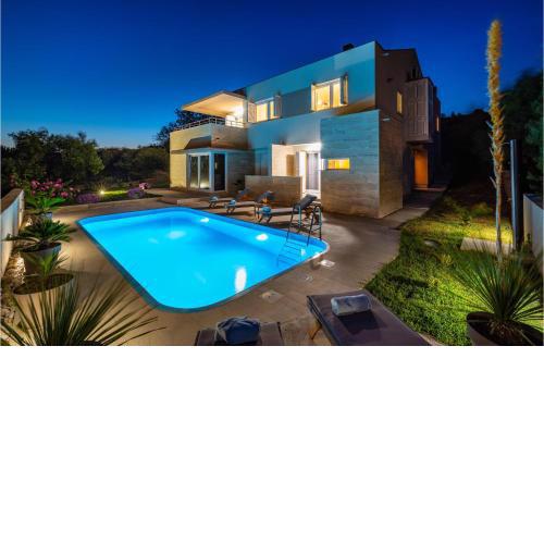 Amazing home in Posedarje w/ Outdoor swimming pool and 4 Bedrooms