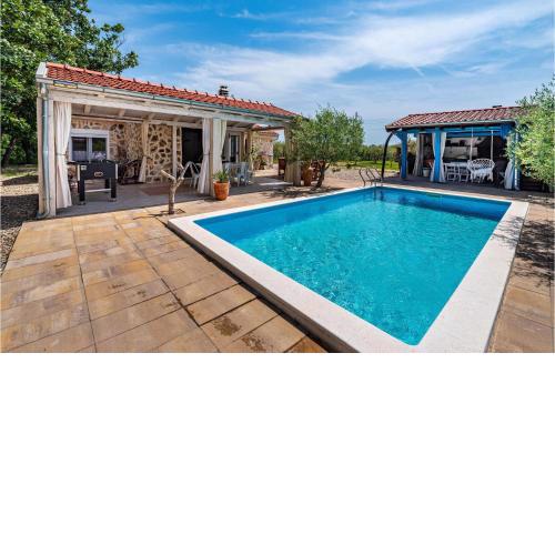 Amazing Home In Posedarje With Wifi, 2 Bedrooms And Swimming Pool