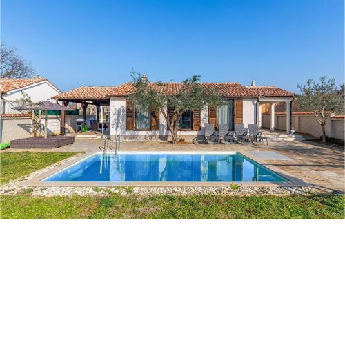 Amazing home in Pula with Outdoor swimming pool, 2 Bedrooms and WiFi