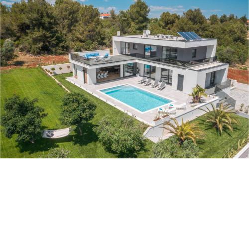 Amazing home in Pula with Outdoor swimming pool, WiFi and 4 Bedrooms