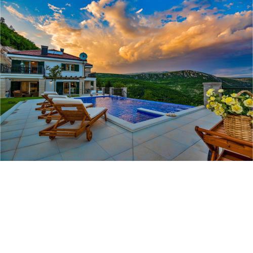 Amazing Home In Ricice With Wifi, Private Swimming Pool And Heated Swimming Pool