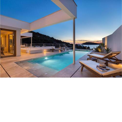 Amazing Home In Rogoznica With 4 Bedrooms, Outdoor Swimming Pool And Heated Swimming Pool
