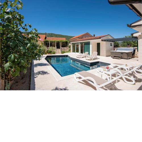 Amazing Home In Slivno With 5 Bedrooms, Wifi And Outdoor Swimming Pool