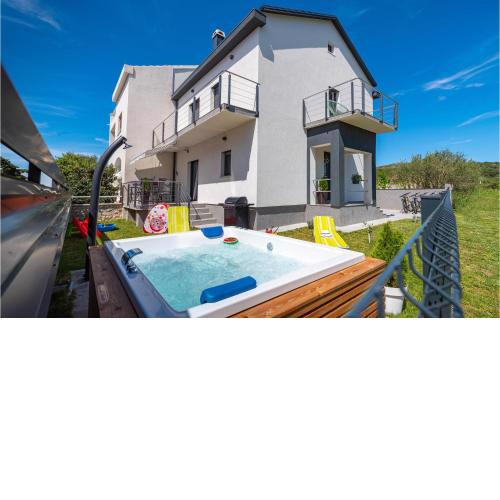 Amazing home in Turanj with 3 Bedrooms, Jacuzzi and WiFi
