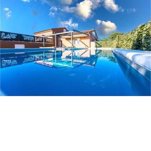 Amazing Home In Vir With 3 Bedrooms, Wifi And Outdoor Swimming Pool