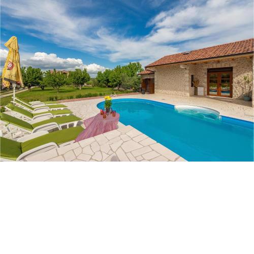 Amazing home in Zadar with 3 Bedrooms, Outdoor swimming pool and Jacuzzi