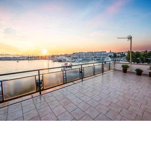 Amazing seaview apartment with a balcony near the beach - Kneza Trpimira I - AE1386