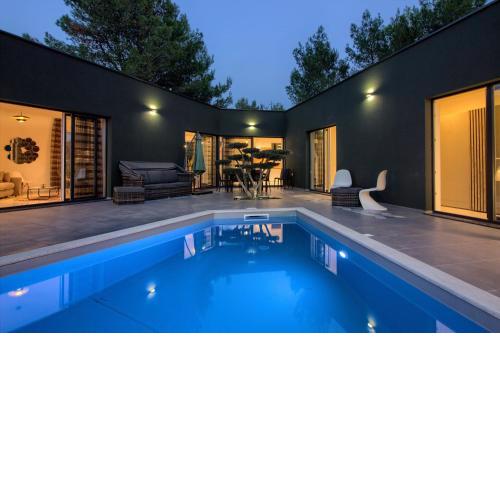Amazing villa Sandra with heated pool near the beach