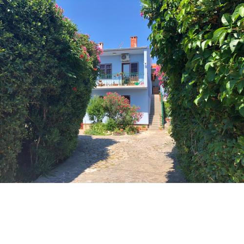 Apartman u vili sa bazenom i vrtom blizu mora zeleni