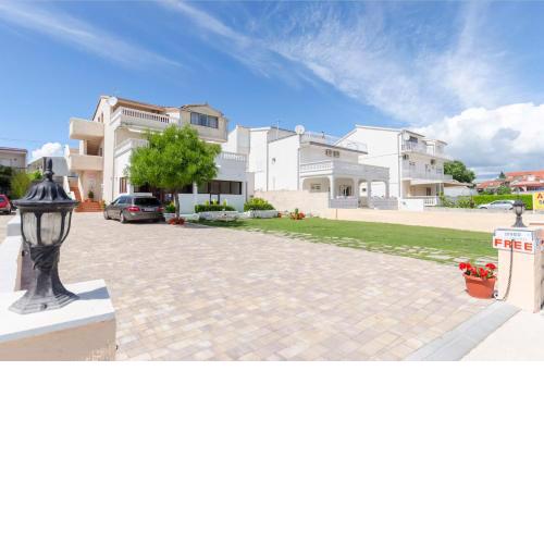 Apartment and Rooms Artina