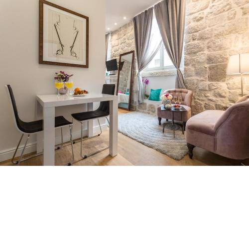 Apartment and Rooms Stay