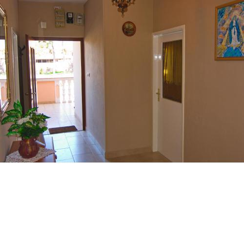Apartment and Rooms Toka