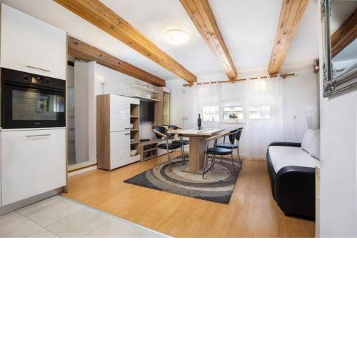 Apartment Arena Akvileja