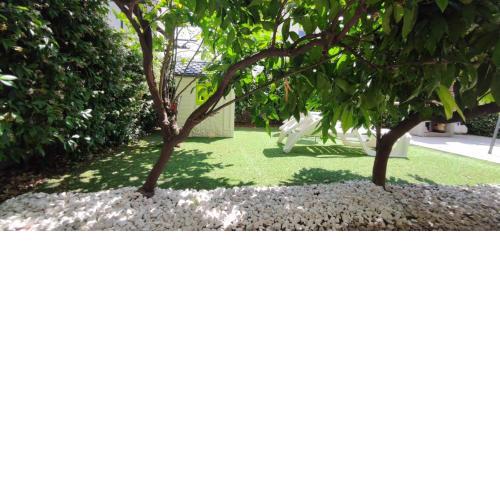 Apartment FINS with garden at Split suburbs