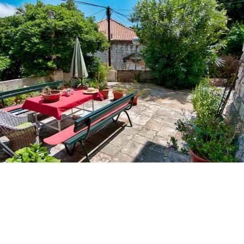 Apartment Gradac with garden next to beach and Old Town