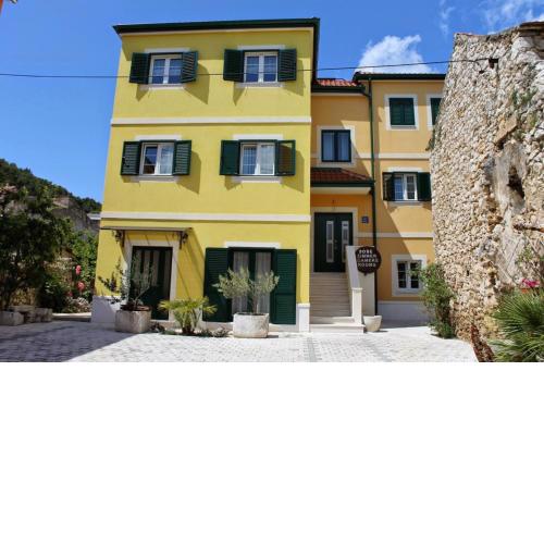 Apartment in Skradin with terrace, air conditioning, WiFi, washing machine (4921-6)