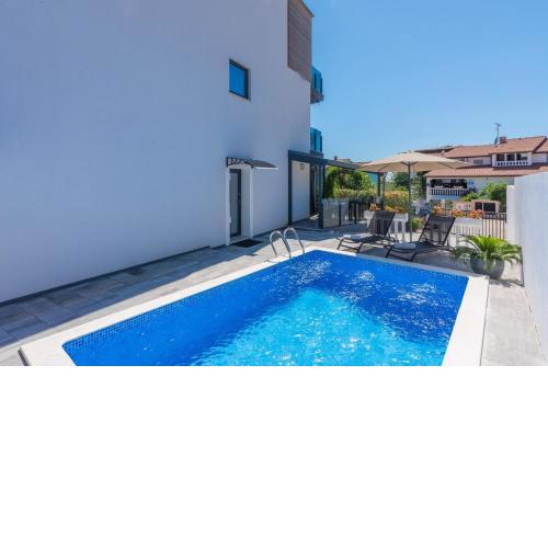 Apartment Vedran with Pool