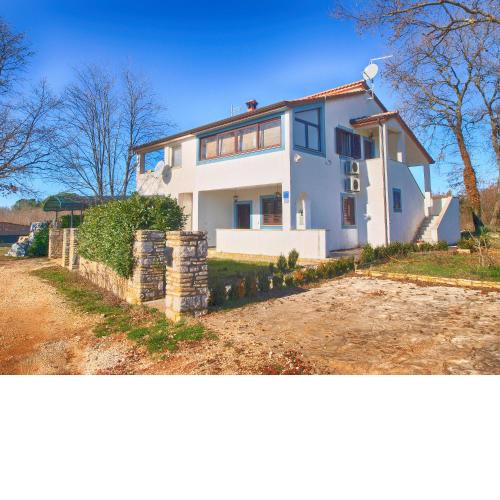 Apartments Alma 879