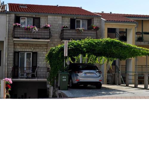 Apartments and rooms Ljuba - 130 meter from sea