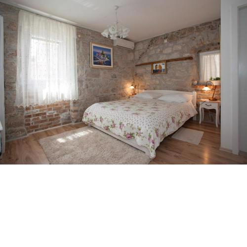 Apartments and Rooms Petra