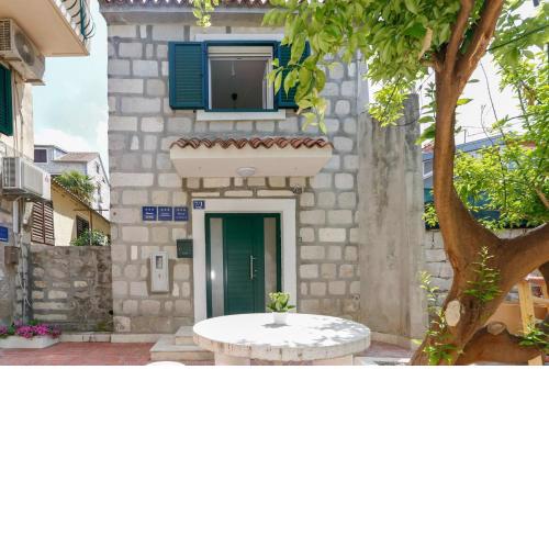 Apartments and Rooms Stone House