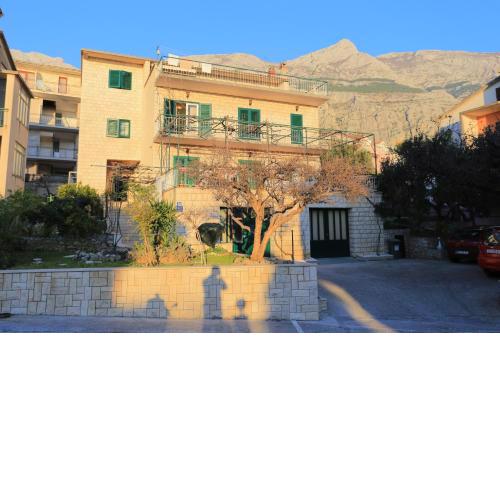 Apartments and rooms with parking space Makarska - 18028