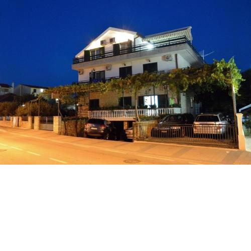 Apartments and rooms with parking space Vodice - 4164