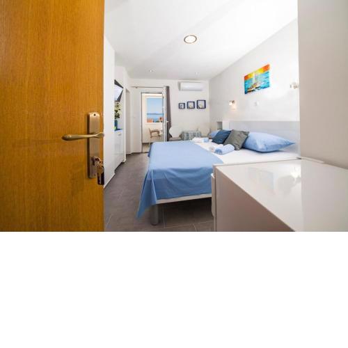 Apartments Ankica, beach located, sea view, free parking